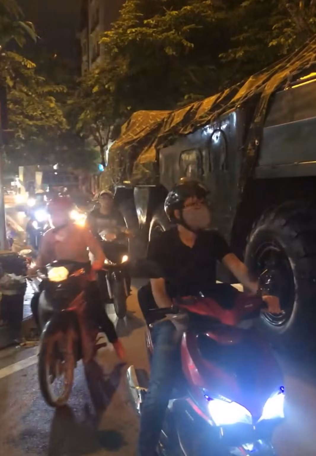 Đây chính là các tổ hợp tên lửa tham gia trưng bày tại khuôn viên của trụ sở Bộ Quốc phòng trong Đại hội Đảng bộ Quân đội lần thứ XI vừa qua. Cho đến nay, khi hội nghị kết thúc, các khí tài đã thực hiện cơ động về đơn vị. Ảnh: Xe máy của người dân di chuyển sát tổ hợp tên lửa đạn đạo.