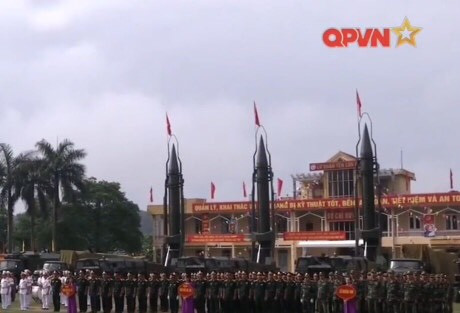 Có thể nói rằng, tên lửa đạn đạo chiến thuật Scud-B dù đã qua thời gian dài sử dụng nhưng vẫn là loại vũ khí có uy lực. Trong thời gian tới, hi vọng lực lượng tên lửa đạn đạo sẽ tiếp tục được hiện đại hóa, nâng cấp hơn nữa. Ảnh: Các bệ phóng Scud-B của Lữ đoàn 490 - Nguồn: QPVN.