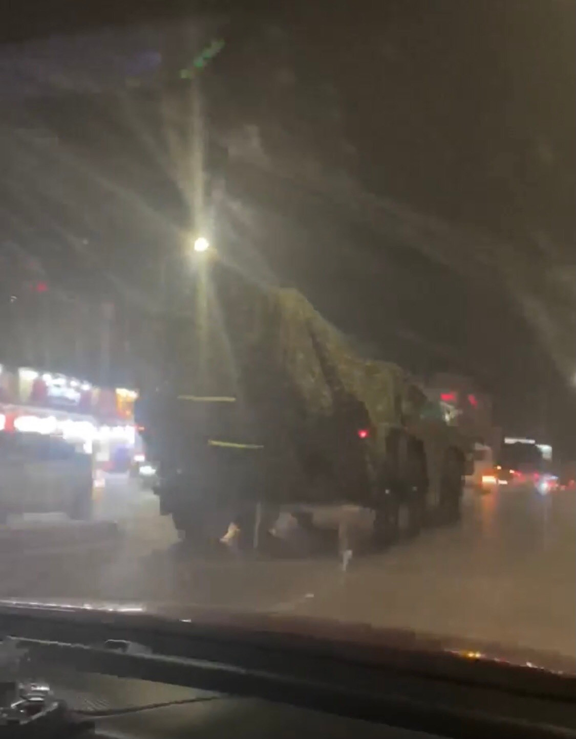 Không quá khó khăn để ta có thể nhận ra ngay khung gầm xe MAZ-543 do Liên Xô chế tạo, và đây cũng chính là loại xe đầu kéo chuyên dụng, chỉ duy nhất được sử dụng trong biên chế của Quân đội ta bởi các tổ hợp tên lửa đạn đạo chiến thuật Scud-B. Ảnh: Khung gầm MAZ-543 của tổ hợp tên lửa Scud-B trên đường phố Hà Nội.