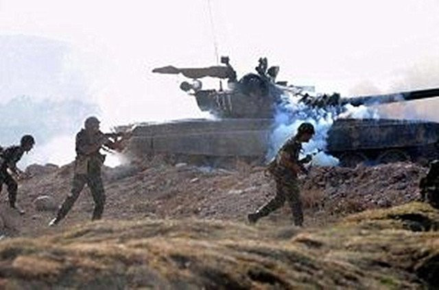 Armenia cũng thiếu tên lửa hành trình và UAV trinh sát, phương tiện được phía Azerbaijan thường xuyên sử dụng. Nhiều chuyên gia quân sự đồng ý rằng, nhiều UAV hơn sẽ thay đổi cán cân chiến tranh và giành được lợi thế chiến trường trong một cuộc xung đột cường đột thấp. Ảnh: Xe tăng của Armenia bị UAV của Azerbaijan tiêu diệt - Nguồn: Sina