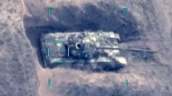 Chuyên gia quân sự Nga Viktor Murakhovsky nhận xét rằng, quân đội Azerbaijan đã có những hành động quyết đoán, họ chủ yếu dựa vào hỏa lực tầm xa và máy bay không người lái để tấn công các mục tiêu của Armenia. Ảnh: UAV của Azerbaijan tiến công xe tăng Armenia - Nguồn: Sina