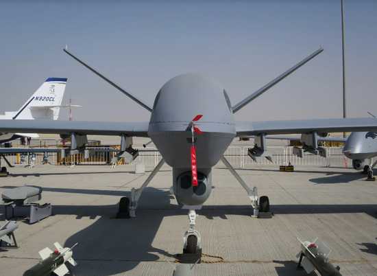 UAV Dực Long 2 có thể được trang bị bom và tên lửa dẫn đường bằng laser, để tấn công và tiêu diệt các mục tiêu mặt đất. Vũ khí của nó bao gồm tên lửa chống tăng không đối đất AKD-10, rocket dẫn đường BRMI-90, bom dẫn đường FT-7, FT-9, FT-10; tên lửa dẫn đường chính xác GB-7 và GB-4. Ảnh: UAV Dực Long -2. Nguồn: Sina