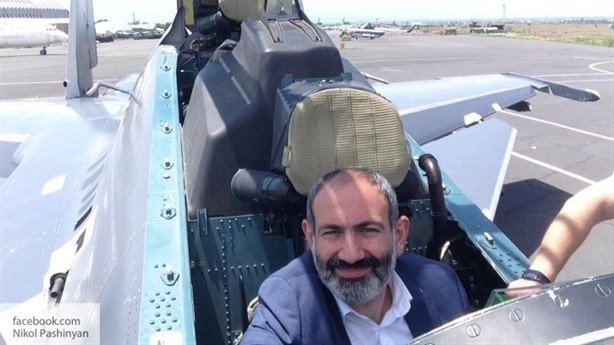 Trong một cuộc phỏng vấn gần đây, Thủ tướng Armenia Nicole Pashinyan cho biết, nước này phải hiện đại hóa quân đội, để thích ứng với những cuộc chiến đang thay đổi. Armenia phải cải cách quân đội, và khả năng cơ động của quân đội phải được tăng lên gấp nhiều lần. Ảnh: Thủ tướng Nicole Pashinyan trên buồng lái Su-30SM của Không quân Armenia - Nguồn: Wikipedia.