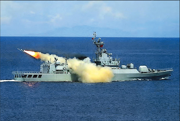 Giới phân tích cho rằng, rõ ràng 4 nước Mỹ, Nhật Bản, Ấn Độ và Australia cam kết đảm bảo luồng giao thông hàng hải được thông suốt và sẵn sàng gây sức ép ở Biển Đông, trước những thách thức mà hải quân Trung Quốc đặt ra. Ảnh: Tàu chiến Trung Quốc phóng tên lửa trên Biển Đông - Nguồn: Wikipedia.