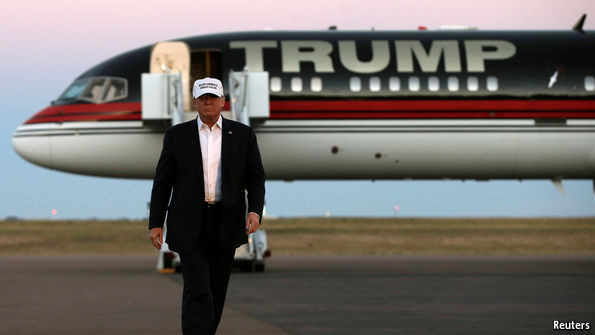 Trong đó, đắt đỏ và nổi tiếng nhất là chiếc Boeing 757 - 200 có màu sơn xanh - trắng sọc đỏ với chữ Trump ở phía trước thân. Chiếc máy bay này được mệnh danh là máy bay tư nhân đắt đỏ thứ 8 trên thế giới hiện nay. Ngoài ra, nó cũng chính là một trong những chiếc máy bay tư nhân nhanh nhất thế giới với tốc độ tối đa 500 dặm/h với việc được trang bị 2 động cơ phản lực Roll - Royce RB211 và có thể bay liên tục trong vòng 16 giờ. Ảnh: Ông Trump với chiếc chuyên cơ Boeing của mình.