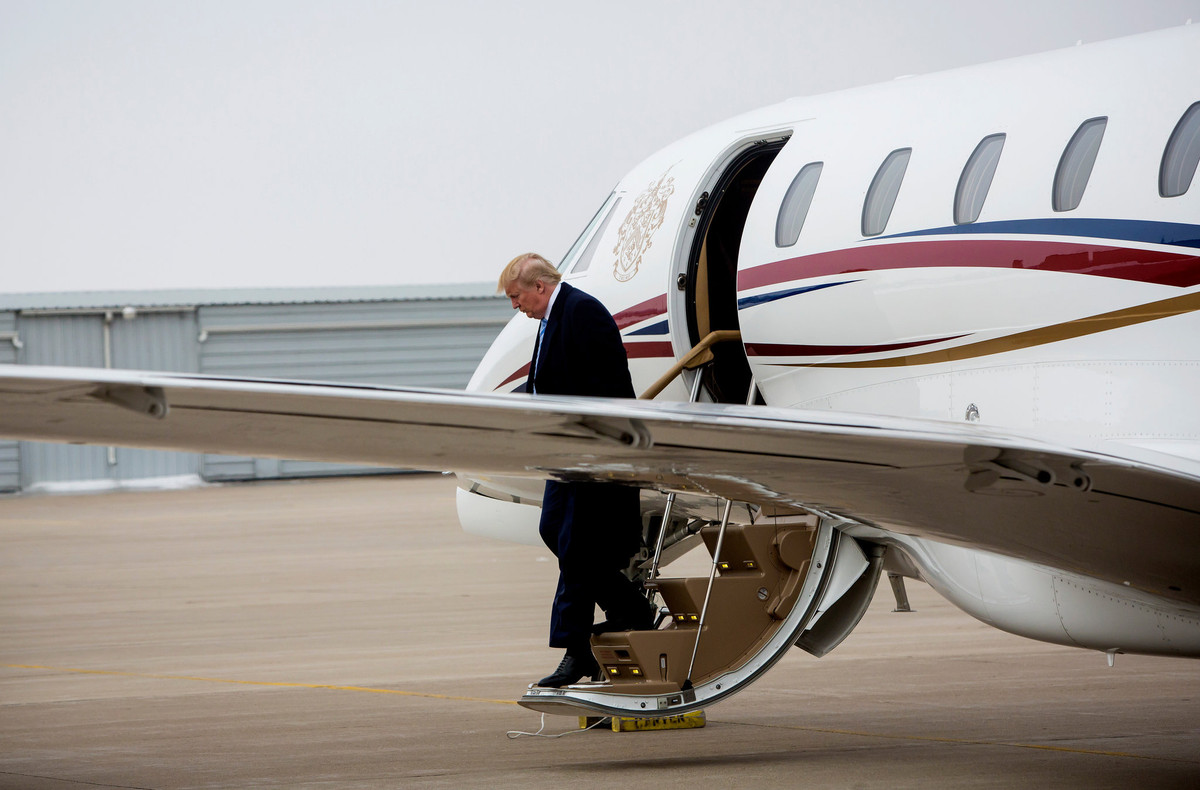 Ngoài chiếc chuyên cơ Boeing 757 - 200, Donald Trump còn một chiếc chuyên cơ hạng thương gia Cessna Citation X có giá trị khoảng hơn 23 triệu USD (theo thời giá 2015). Mẫu máy bay lần đầu được ra mắt vào năm 1996, mặc dù nó không đầy đủ tiện nghi như chiếc Boeing nhưng nó giúp cho người chủ nhân có thể có một chuyến bay với tốc độ cao, tốc độ có thể lên tới 528 hải lý/h cùng với một nội thất bên trong cực kỳ lộng lẫy. Ảnh: Trump bước xuống từ chiếc Citation X của mình.