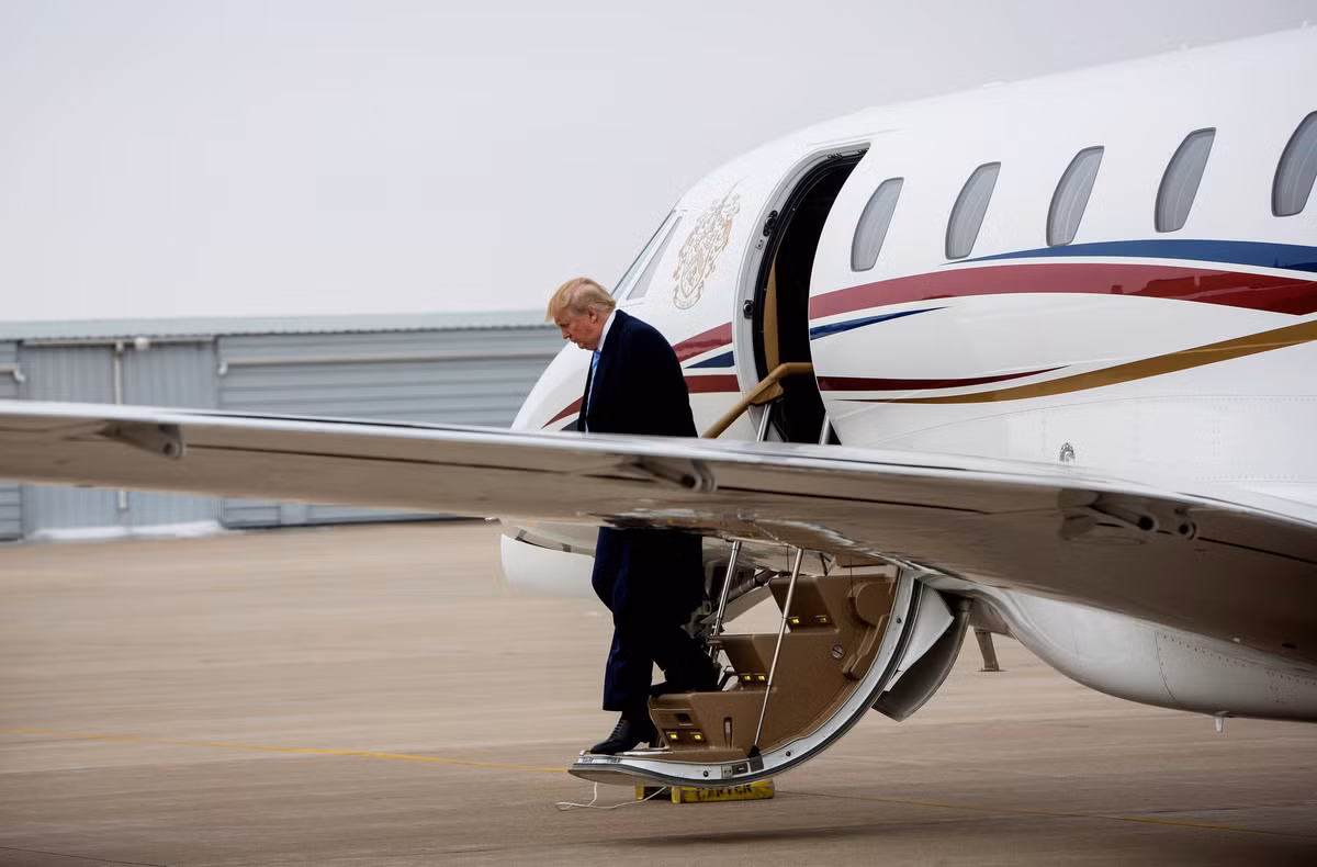 Ngoài chiếc chuyên cơ Boeing 757 - 200, Donald Trump còn một chiếc chuyên cơ hạng thương gia Cessna Citation X có giá trị khoảng hơn 23 triệu USD (theo thời giá 2015). Mẫu máy bay lần đầu được ra mắt vào năm 1996, mặc dù nó không đầy đủ tiện nghi như chiếc Boeing nhưng nó giúp cho người chủ nhân có thể có một chuyến bay với tốc độ cao, tốc độ có thể lên tới 528 hải lý/h cùng với một nội thất bên trong cực kỳ lộng lẫy. Ảnh: Trump bước xuống từ chiếc Citation X của mình.