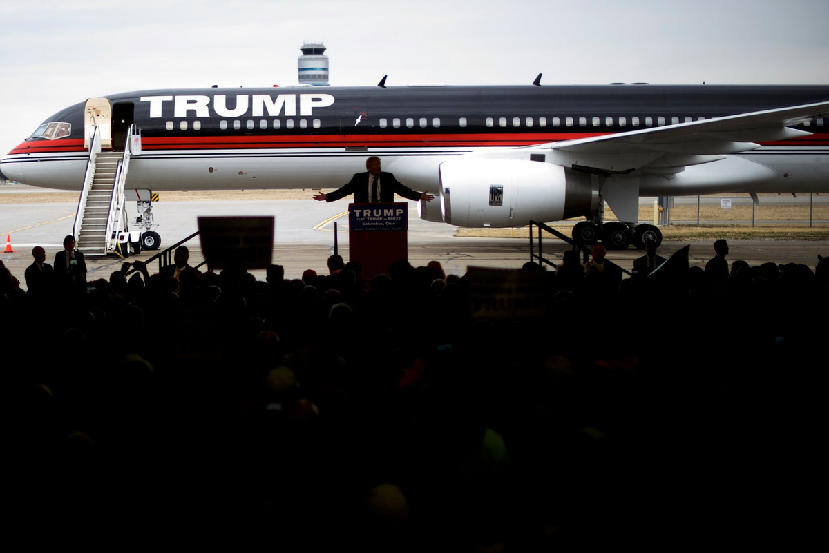 Phải nói rằng, Tổng thống thứ 45 của nước Mỹ là một tỷ phú "chịu chơi" khi sắm cho mình tới một phi đội bay riêng có trị giá hàng chục triệu USD, đây là một số tiền khổng lồ mà không phải người giàu nào cũng dám bỏ ra để mua phi cơ cho riêng mình, đó là chưa kể đến chi phí vận hành cũng không hề ít. Dẫu vậy, sau khi hết nhiệm kỳ của mình tới đây, ông Trump sẽ phải đối diện với những khó khăn tài chính nhất định và có khả năng sẽ không còn duy trì đội bay nữa. Ảnh: Ông Trump trong một buổi phát biểu.