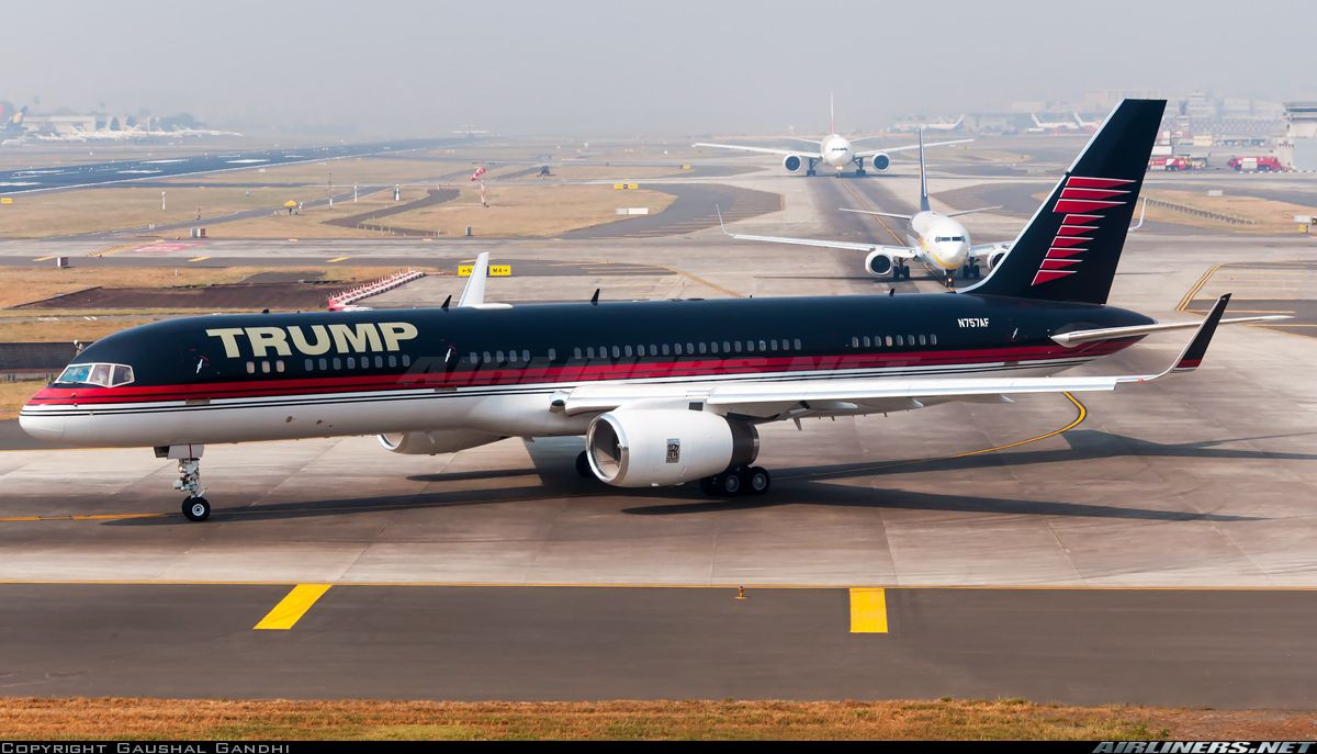 Khác với những chiếc Boeing 757 - 200 khác với sức chở từ 150 đến 200 hành khách, chiếc 757 của Trump được sửa đổi bên trong khoang với nhiều tiện ích sang trọng và chỉ có thể chở 43 người. Nó bao gồm cả phòng ngủ, phòng ăn và thậm chí là cả phòng khách, đặc biệt chiếc chuyên cơ có cả một phòng tắm riêng với đồ dùng dát vàng 24 karat. Và cũng bởi vậy, chi phí vận hành chuyên cơ này là không hề rẻ, ước tính một giờ bay của nó tiêu tốn khoảng 10.800 đô la. Ảnh: Chuyên cơ Boeing của ông Trump trên đường băng cất cánh.