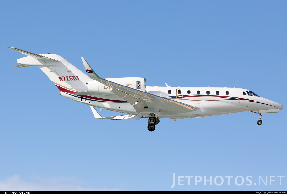 Khác với chiếc Boeing 757 - 200 nổi tiếng của Tổng thống Trump, chiếc Citation X mang số hiệu ND 25 DT của ông lại khá hiếm thấy và ít hình ảnh, do sự nhỏ gọn của máy bay nên nó chỉ có khả năng chở theo tối đa 12 hành khách, sử dụng hai động cơ phản lực của hãng Roll - Royce cho phép nó có thể đạt tốc độ bay lớn. Ảnh: Chiếc Citation X của Trump trong một chuyến bay.