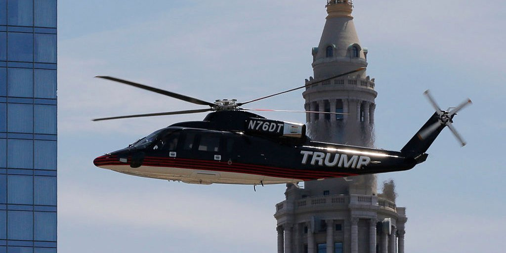 Chiếc N76DT hiện nay đã được xóa chữ “Trump” ở đuôi để lên sàn giao dịch và số tiền thu được có thể giúp chủ nhân của nó phần nào vượt qua được khó khăn về mặt tài chính lúc này khi nhiệm kỳ Tổng thống của ông Trump đã kết thúc và người ta đang không ngừng “siết nợ” ông. Ảnh: Chiếc trực thăng của ông Donald Trump.