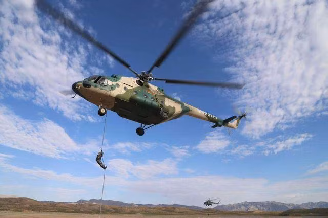 Hiện nguồn cung trực thăng quân sự cho Trung Quốc tương đối bó hẹp vì vướng lệnh cấm vận vũ khí của Mỹ và phương Tây; do vậy nguồn cung chính là từ Nga, trong đó trực thăng Mi-171 được Quân đội Trung Quốc ưu tiên lựa chọn, do hiệu suất hoạt động tin cậy, giá tương đối rẻ, khả năng cung cấp nhanh. Ảnh: Trực thăng Mi-171 của Không quân Trung Quốc - Nguồn: Sina