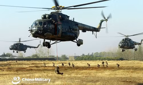 Đối với hoạt động đặc nhiệm đường không, trực thăng Mi-171 có khả năng bay rất ổn định trên cao nguyên trong thời gian dài, tầm bay của trực thăng Mi-171 được tăng lên rất nhiều sau khi lắp thùng nhiên liệu phụ. Ảnh: Trực thăng Mi-171 của Không quân Trung Quốc - Nguồn: Military today