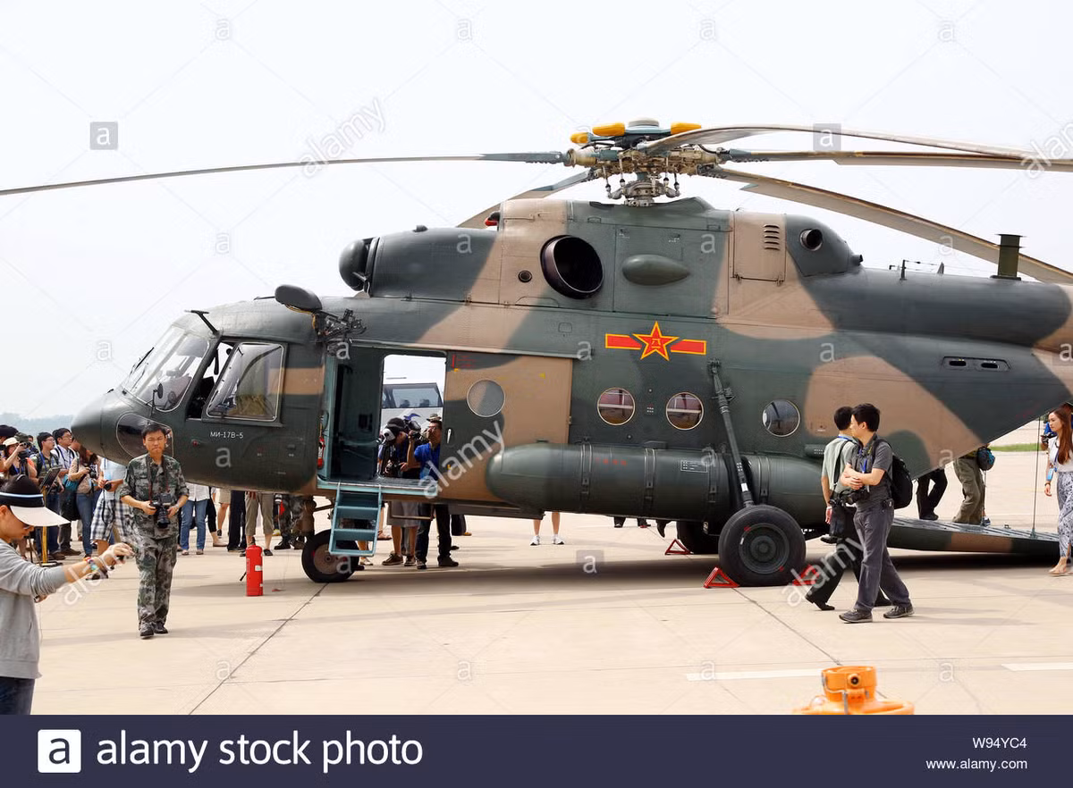 Loại trực thăng Mi-171 được trang bị hai động cơ tuốc bin trục TV3-117VM, công suất động cơ lớn nhất đạt 3.800 mã lực/trục khi cất cánh. Trần bay thực tế khoảng 5.000 mét, tầm bay 495 km. Nó có thể chở 37 lính chiến có vũ trang. Ảnh: Trực thăng Mi-171 của Không quân Trung Quốc - Nguồn: Alamy stock