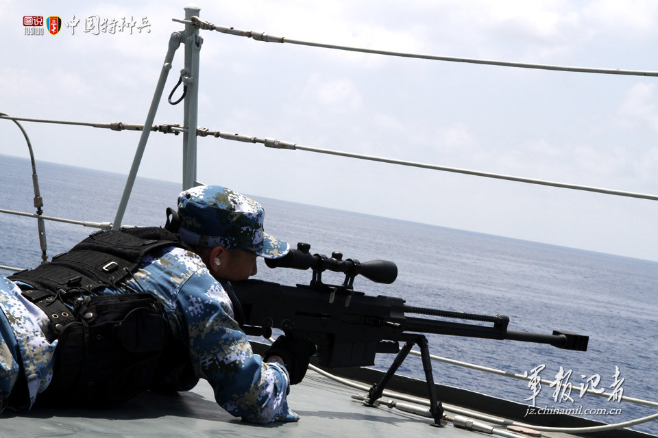 Về thiết kế, M99 sử dụng cơ chế bắn kiểu bán tự động tương tự như M82A1 của Mỹ, điều này giúp cho nó có một mật độ hỏa lực cao hơn nhiều so với súng bắn tỉa lên đạn từng phát một thông thường. Trích khí của súng có thiết kế giống với kiểu của M-16 hay M-4 Carbin tuy nhiên khác với M82A1, M99 sử dụng cỡ đạn 12.7x108mm kiểu Liên Xô với một hộp tiếp đạn 10 viên có thể tháo rời. Ảnh: Lính hải quân Trung Quốc đang thực hành tác xạ với một khẩu súng bắn tỉa M99.