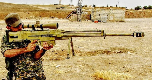 Ngoài ra, M99 mang một đặc điểm vô cùng hấp dẫn đã làm nên thương hiệu vũ khí Trung Quốc đó chính là giá rẻ, vô cùng phù hợp với các lực lượng phiến quân hoặc quân đội các nước nghèo có kinh phí chi tiêu quốc phòng hạn chế. Mặt khác, chúng cũng vô cùng dễ dàng để bảo trì, bảo dưỡng. Với việc cấu tạo đơn giản và hiệu quả, ít bộ phận cần bảo dưỡng cũng là một lợi thế không hề nhỏ đối với mẫu súng này trước các đối thủ cạnh tranh tương tự khác đến từ nhiều nền công nghiệp quân sự trên thế giới. Ảnh: Binh sĩ phiến quân ở Syria với một khẩu M99 sơn màu ngụy trang.