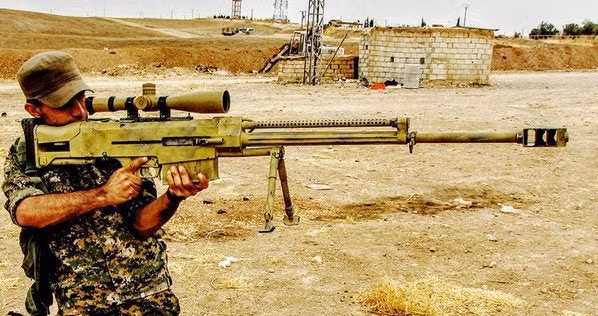 Ngoài ra, M99 mang một đặc điểm vô cùng hấp dẫn đã làm nên thương hiệu vũ khí Trung Quốc đó chính là giá rẻ, vô cùng phù hợp với các lực lượng phiến quân hoặc quân đội các nước nghèo có kinh phí chi tiêu quốc phòng hạn chế. Mặt khác, chúng cũng vô cùng dễ dàng để bảo trì, bảo dưỡng. Với việc cấu tạo đơn giản và hiệu quả, ít bộ phận cần bảo dưỡng cũng là một lợi thế không hề nhỏ đối với mẫu súng này trước các đối thủ cạnh tranh tương tự khác đến từ nhiều nền công nghiệp quân sự trên thế giới. Ảnh: Binh sĩ phiến quân ở Syria với một khẩu M99 sơn màu ngụy trang.