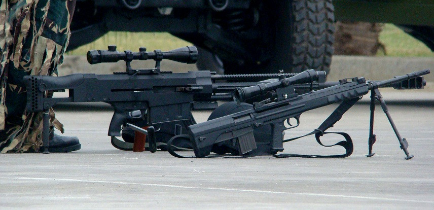 Về ưu điểm, súng có tốc độ bắn khá cao, theo đánh giá có thể khai hỏa liên tục 5 viên chỉ trong vòng 1.3 giây. Cùng với đó là công nghệ luyện nòng tiên tiến nên có khả năng chống mài mòn và ăn mòn cực kỳ tốt, vẫn có thể duy trì tỉ lệ chính xác cao kể cả trong trường hợp bắn liên tục. Ảnh: M99 Zijiang bên cạnh một khẩu QBU-88