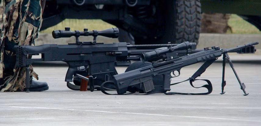 Về ưu điểm, súng có tốc độ bắn khá cao, theo đánh giá có thể khai hỏa liên tục 5 viên chỉ trong vòng 1.3 giây. Cùng với đó là công nghệ luyện nòng tiên tiến nên có khả năng chống mài mòn và ăn mòn cực kỳ tốt, vẫn có thể duy trì tỉ lệ chính xác cao kể cả trong trường hợp bắn liên tục. Ảnh: M99 Zijiang bên cạnh một khẩu QBU-88