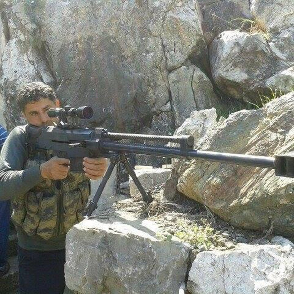 Có thể nói rằng, đây chính là một vũ khí thành công, hội tụ nhiều yếu tố nổi bật như tốc độ bắn cao, sức sát thương khủng khiếp, tuổi thọ nòng tốt, độ chính xác khá, dễ dàng bảo dưỡng và giá thành hợp lý khiến nó là một món hàng luôn được săn đón trên chiến trường Syria. Ảnh: Phiến quân Syria với M99.