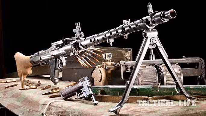 Thay nòng súng cho súng máy hạng nặng đã trở thành tiêu chuẩn, súng máy hạng nặng nổi tiếng MG34 và MG42 của Đức được sử dụng nhiều trong Thế chiến thứ hai, đều có thể thay nòng nhanh chóng. Ảnh: Súng máy MG34 - Nguồn: Wikipedia.