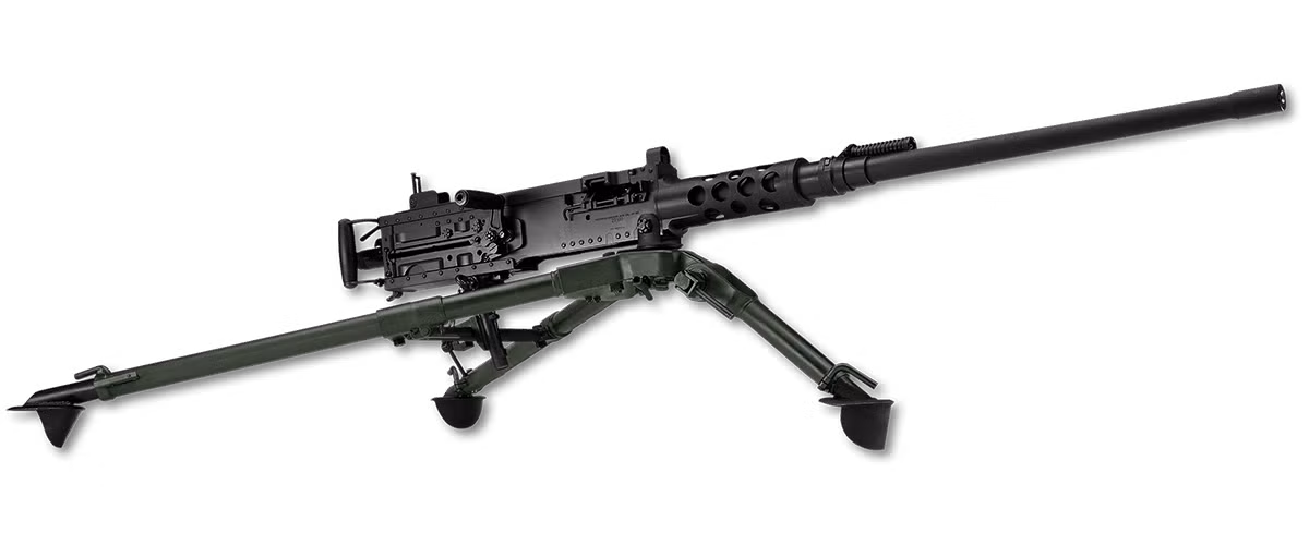 Cùng với thay nòng nhanh hơn, M2A1 cũng bổ sung thêm một loa che lửa đầu nòng, giúp giảm chớp lửa đầu nòng khi bắn (nhất là khi bắn vào ban đêm), bảo đảm tính bí mật hơn, đồng thời giảm độ giật lên thân súng; thân súng cũng làm bằng thép cứng hơn.