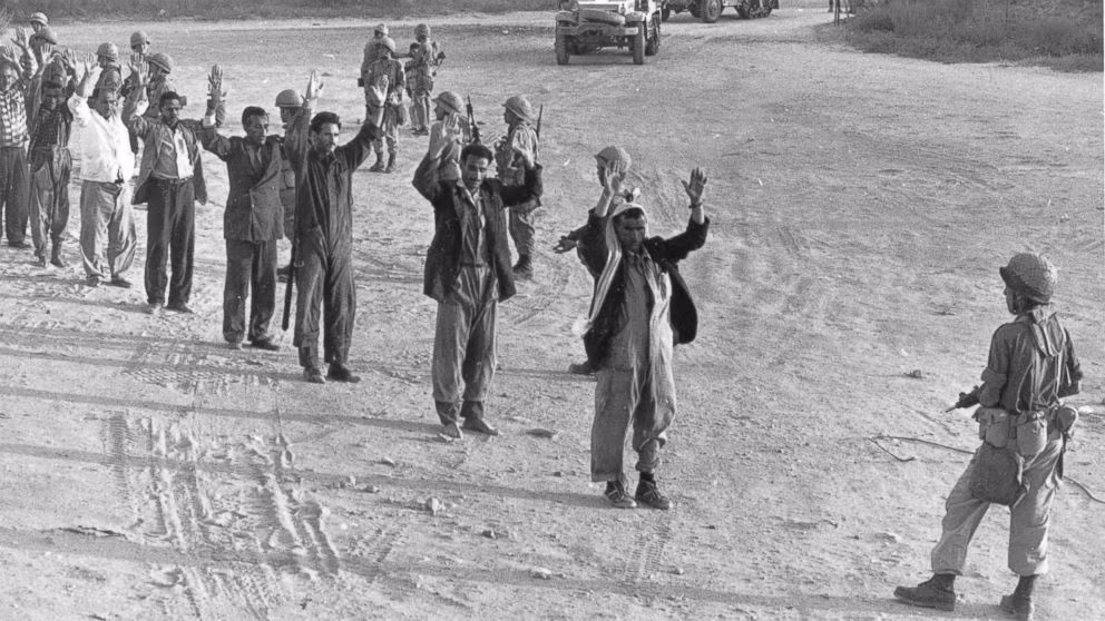 Tính từ khi lập quốc 1947 đến năm 1982, trong vòng 32 năm, Israel đã tham gia 5 cuộc chiến lớn, trung bình chưa đến 7 năm một cuộc chiến. Các quốc gia Arab giàu có đã không thể đánh bại được một nước Israel nhỏ bé, dù chỉ một lần. Ảnh: Tù binh Ai Cập bị bắt trong cuộc chiến tranh năm 1967 - Nguồn: Wikipedia.