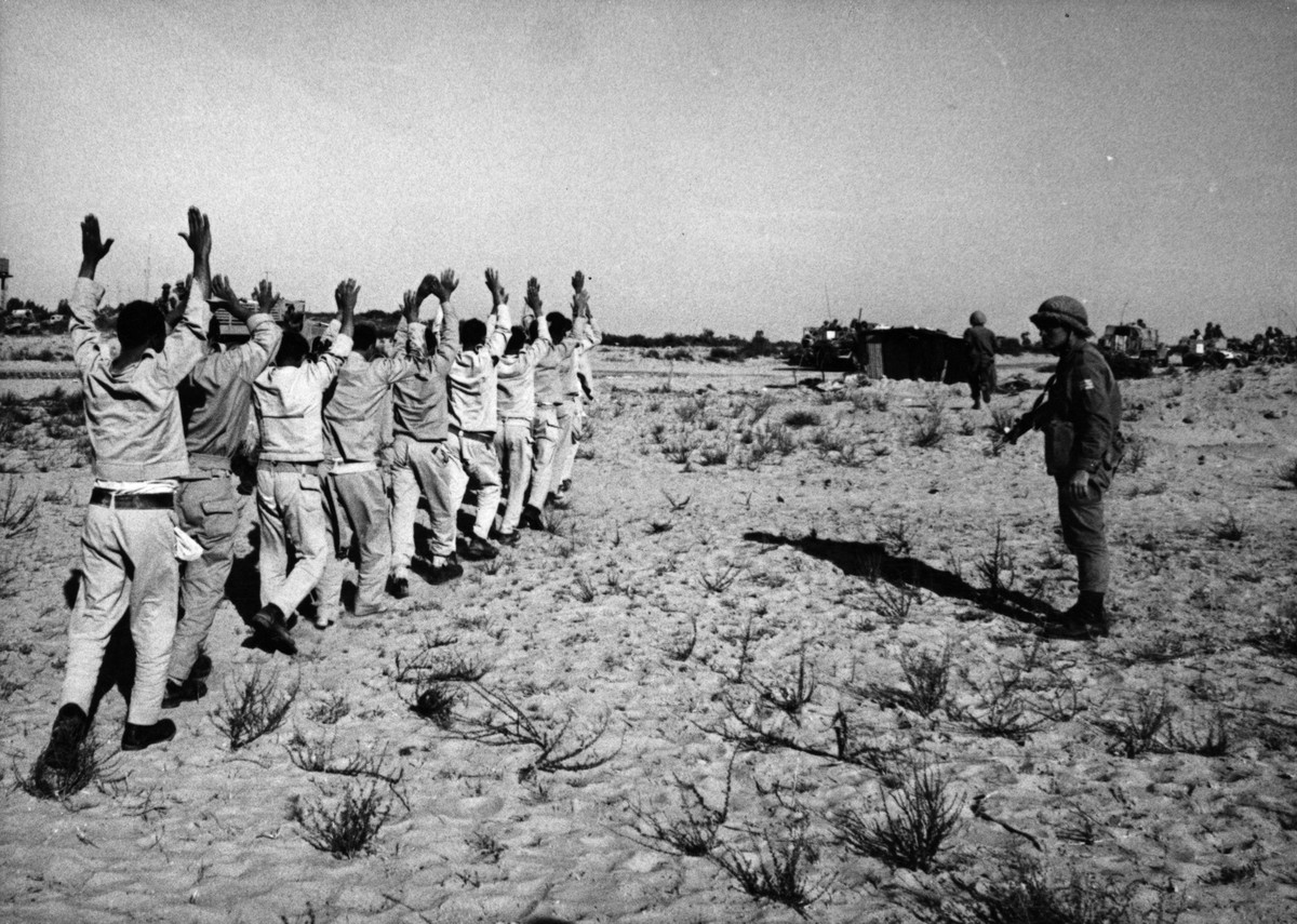 Trong cuộc chiến này, phi công máy bay chiến đấu của Israel đã dùng phương pháp bay thấp sát mặt đất, loại bỏ hoàn toàn sự phát hiện của các loại radar cảnh giới của Ai Cập, chọn thời điểm vào thời gian giao ban buổi sáng của không quân Ai Cập để tiến hành không kích; làm lực lượng không quân Ai Cập không kịp trở tay. Ảnh: Tù binh Ai Cập bị bắt trong cuộc chiến năm 1967 - Nguồn: Wikipedia.