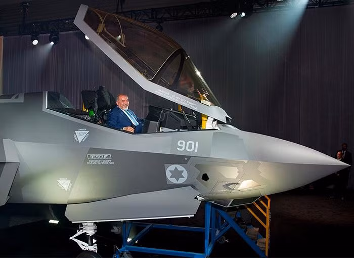 Tại sao quân đội Israel lại "bách chiến, bách thắng" như vậy? Ngoài yếu tố tinh thần dân tộc như trình bày ở trên, Quân đội Israel còn được trang bị nhiều loại vũ khí hiện đại và đặc biệt là được Mỹ và nhiều quốc gia phương Tây "chống lưng" tối đa. Ảnh: Máy bay chiến đấu F-35I mà Mỹ "ưu ái" bán cho Israel - Nguồn: Wikipedia.