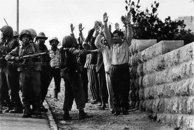 Còn ở vế còn lại, là liên quân Arab có tinh thần chiến đấu bạc nhược, nhất là liên quân đa quốc gia, tổ chức hỗn loạn, kế hoạch thay đổi liên tục, không có lãnh đạo, dẫn đến bị chia rẽ, như bài học bó đũa bị tách rời, nên dễ dàng bị Israel đánh bại. Ảnh: Tù binh Syria bị bắt trong cuộc chiến năm 1967 - Nguồn: Wikipedia.