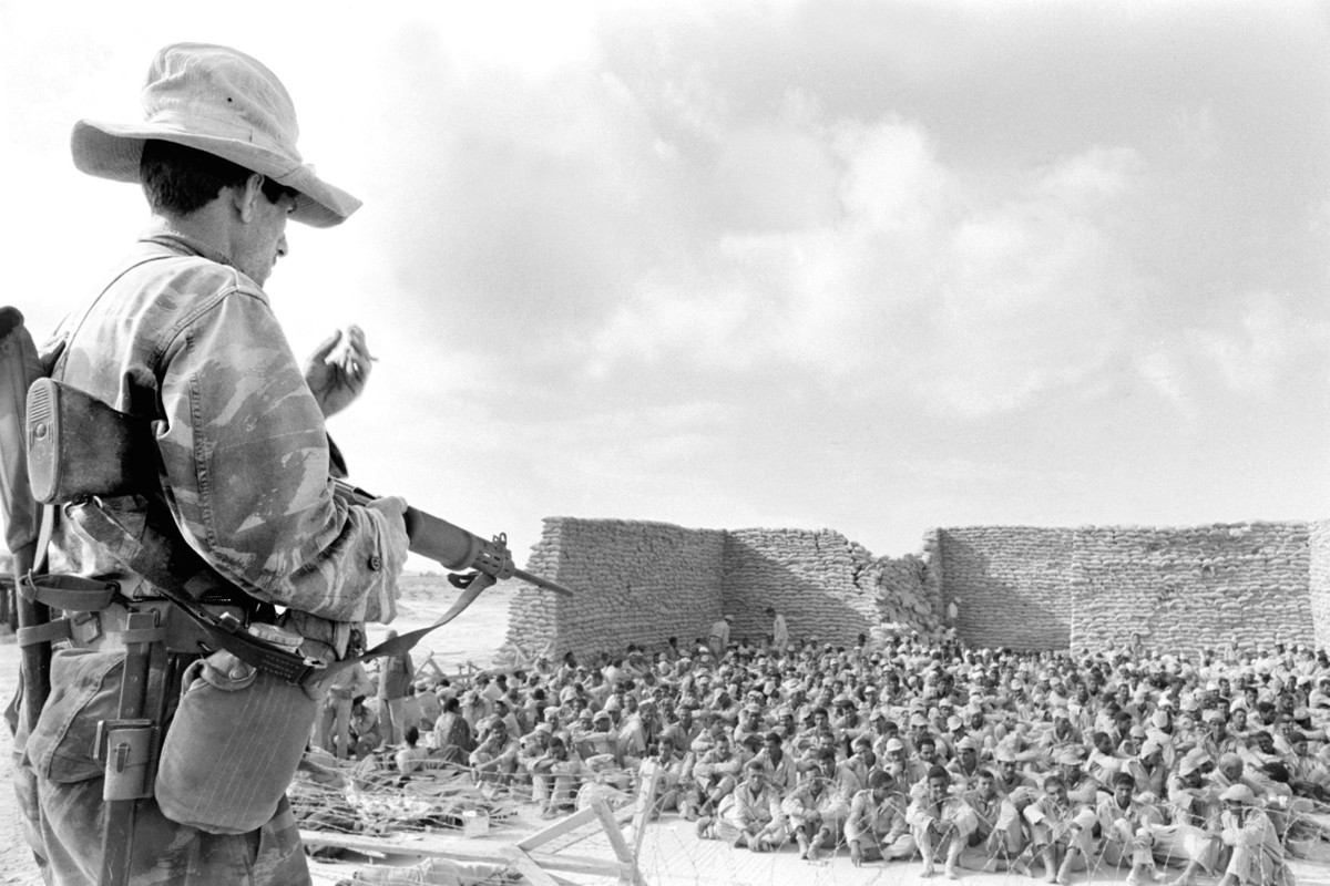 Sau khi Chiến tranh 6 ngày kết thúc, các nước Ả Rập có 20.000 người thiệt mạng, 40.000 người bị thương và 6.500 người bị bắt; nhưng phía Israel chỉ bị chết 900 người và bị thương 4.500 người. Ảnh: Tù binh Ai Cập bị bắt trong cuộc chiến năm 1967 - Nguồn: Wikipedia.