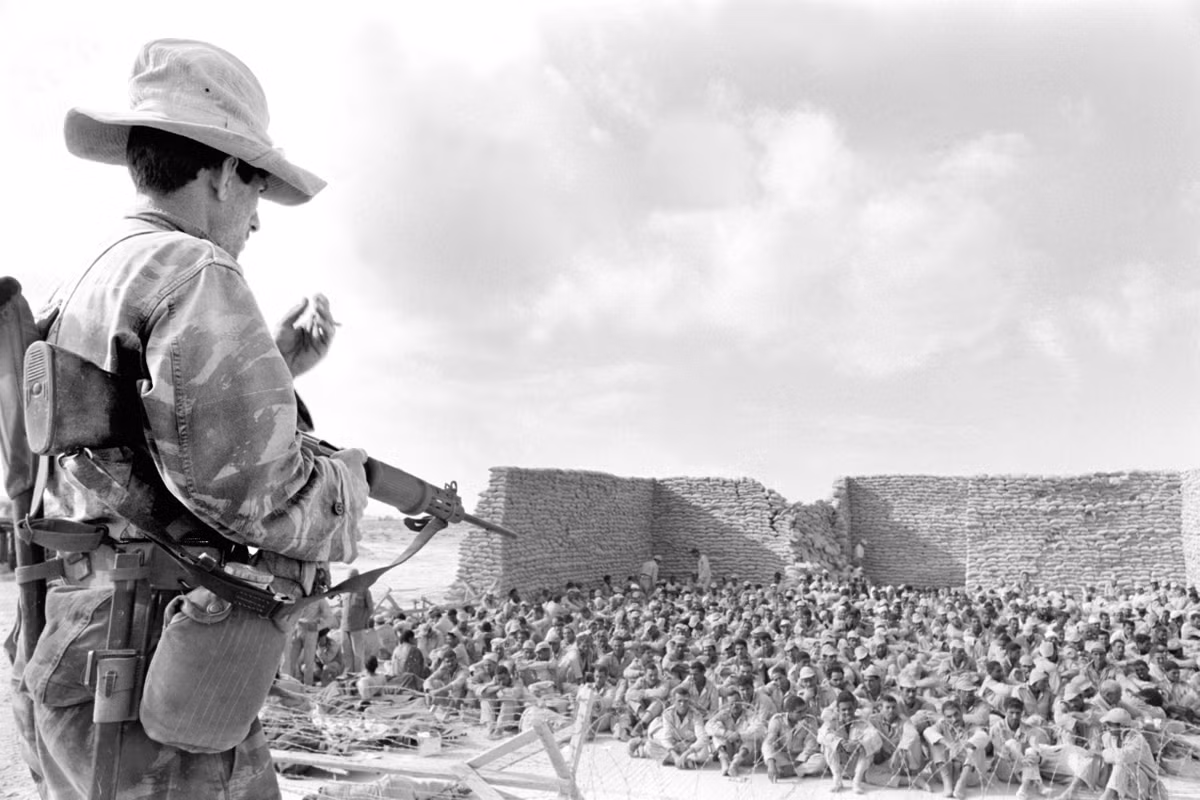 Sau khi Chiến tranh 6 ngày kết thúc, các nước Ả Rập có 20.000 người thiệt mạng, 40.000 người bị thương và 6.500 người bị bắt; nhưng phía Israel chỉ bị chết 900 người và bị thương 4.500 người. Ảnh: Tù binh Ai Cập bị bắt trong cuộc chiến năm 1967 - Nguồn: Wikipedia.