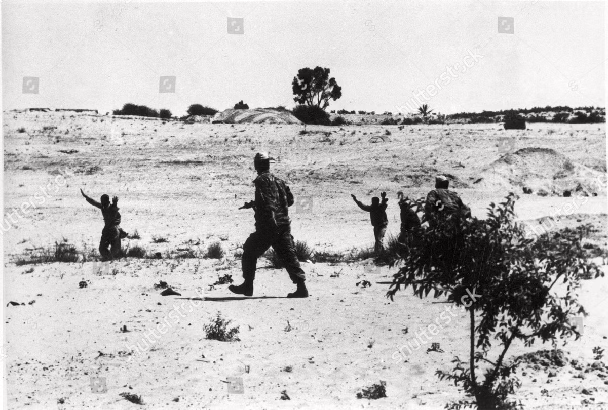 Liên quân Arab hoảng sợ vội vàng ứng phó nhưng không kịp trở tay; mất khả năng kiểm soát trên không, các nước Arab hoàn toàn thất bại. Mặc dù cuộc chiến chỉ diễn ra trong vòng 6 ngày, khi Israel chủ động tuyên bố ngừng bắn, sau khi đã đạt được toàn bộ mục đích của cuộc chiến. Ảnh: Tù binh Ai Cập bị bắt trong cuộc chiến năm 1967 - Nguồn: Wikipedia.