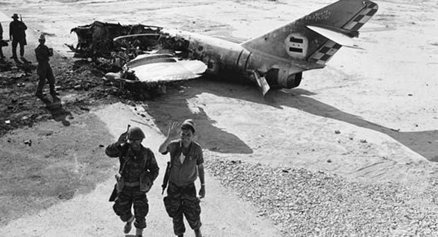 Sáng ngày 5/6/1967, Không quân Israel xuất kích toàn lực, thậm chí cả máy bay huấn luyện cũng được điều động, tiến hành một cuộc tấn công bất ngờ vào 25 sân bay lớn ở các nước Arab. Ảnh: Binh sĩ Israel chụp ảnh bên xác một chiếc MiG-17 của Ai Cập bị phá hủy trong cuộc chiến năm 1967 - Nguồn: Wikipedia.