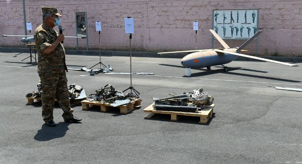 UAV tác chiến một cách hiệu quả ở trên chiến trường giữa Azerbaijan - Armenia không có nghĩa là nó sẽ tác chiến hiệu quả trên chiến trường khác và xe tăng ở đó tác chiến không hiệu quả không có nghĩa là nó đã lỗi thời. Ảnh: Trưng bày các loại UAV của Azerbaijan bị Armenia bắn rơi.