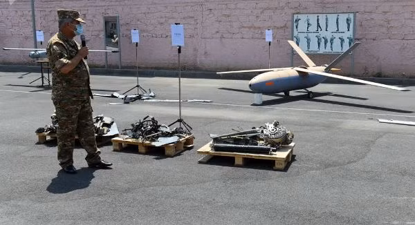 UAV tác chiến một cách hiệu quả ở trên chiến trường giữa Azerbaijan - Armenia không có nghĩa là nó sẽ tác chiến hiệu quả trên chiến trường khác và xe tăng ở đó tác chiến không hiệu quả không có nghĩa là nó đã lỗi thời. Ảnh: Trưng bày các loại UAV của Azerbaijan bị Armenia bắn rơi.