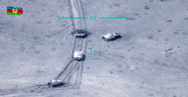 Cùng với đó là việc thiếu sự huấn luyện một cách bài bản, kỹ càng và chuyên nghiệp. Huấn luyện ở đây không chỉ nói về binh lính trực tiếp tác chiến trên chiến trường mà còn là các cấp chỉ huy chỉ đạo lối đánh của các đơn vị. Việc thường xuyên cho các đoàn xe thiết xa di chuyển theo hàng dọc hoặc ngang trên một địa hình cực kỳ trống trải mà lại thiếu các phương tiện phòng không tầm thấp làm ô che đầu cho đội hình khiến cho xe thiết giáp là một miếng mồi cực kỳ ngon cho UAV. Ảnh: Đoàn xe của Armenia bị UAV Azerbaijan phát hiện.