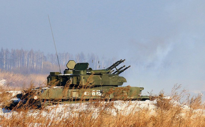 Đối với các loại UAV vũ trang không cần tiếp cận đội hình quá gần, có thể kết hợp với cả các hệ thống phòng không tầm gần sử dụng tên lửa như Strela-1, Strela-10, Osa,… để tiêu diệt chúng từ sớm. Việc một quân đội được đầu tư và huấn luyện bài bản sẽ không lạ lẫm gì với ô phòng không lục quân tầng thấp, có thể tiêu diệt hiệu quả nhiều loại mục tiêu bay chứ đừng nói là các loại UAV. Do đó, tình hình chiến sự ở Karabakh không thể nói lên bất cứ điều gì về việc liệu xe tăng đã hết thời hay chưa. Ảnh: Pháo phòng không Zsu-23-4 tác xạ tiêu diệt mục tiêu.