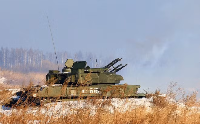 Đối với các loại UAV vũ trang không cần tiếp cận đội hình quá gần, có thể kết hợp với cả các hệ thống phòng không tầm gần sử dụng tên lửa như Strela-1, Strela-10, Osa,… để tiêu diệt chúng từ sớm. Việc một quân đội được đầu tư và huấn luyện bài bản sẽ không lạ lẫm gì với ô phòng không lục quân tầng thấp, có thể tiêu diệt hiệu quả nhiều loại mục tiêu bay chứ đừng nói là các loại UAV. Do đó, tình hình chiến sự ở Karabakh không thể nói lên bất cứ điều gì về việc liệu xe tăng đã hết thời hay chưa. Ảnh: Pháo phòng không Zsu-23-4 tác xạ tiêu diệt mục tiêu.