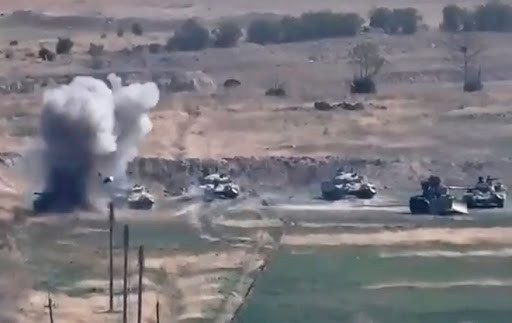 Không những thế, địa hình ở Karabakh - nơi đang xảy ra chiến sự ác liệt giữa Armenia và Azerbaijan lại nhiều đồi núi, không hề phù hợp cho một cuộc tác chiến tăng quy mô lớn. Dẫu vậy, cả hai quốc gia này vốn đều từng thuộc Liên bang Xô Viết cũ, do đó vẫn còn bị ảnh hưởng rất nhiều bởi lối tác chiến truyền thống của quân đội này vốn đã lạc hậu từ sau Chiến tranh Lạnh. Việc triển khai quá nhiều xe tăng ở địa thế không phù hợp rất dễ bị đối phương triển khai hỏa lực tiêu diệt một cách dễ dàng. Ảnh: Xe tăng Azerbaijan dàn hàng ngang hành tiến trên địa hình trống trải.