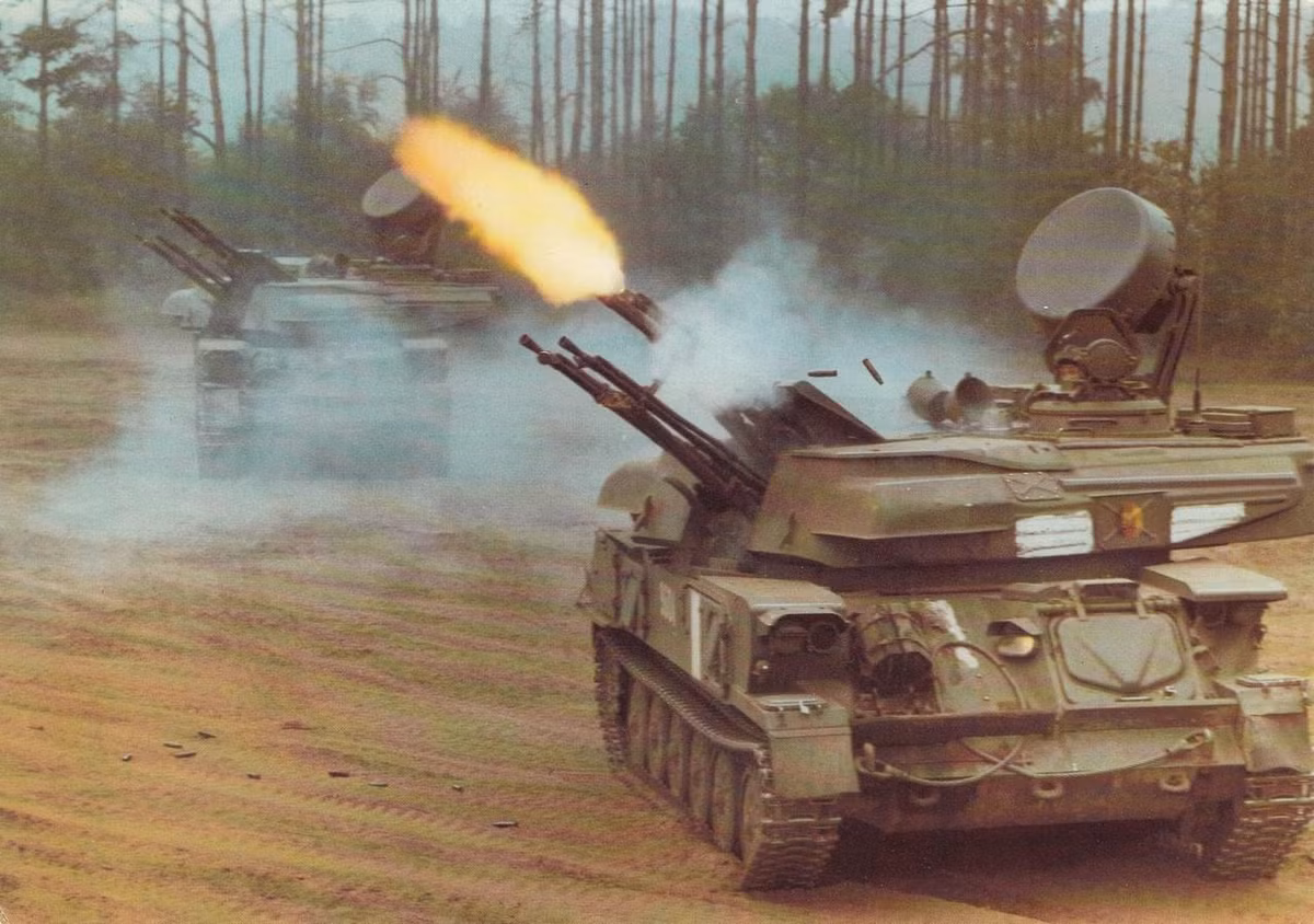 Thực chất đối với việc ngăn chặn các UAV vũ trang, cảm tử tấn công đội hình là một điều không quá khó khăn. Vốn dĩ các UAV có kích thước khá nhỏ nhưng bay chậm hơn rất nhiều so với máy bay chiến đấu thông thường, trần bay cũng thấp nên có thể bị các loại pháo phòng không tiêu diệt. Ví dụ như pháo phòng không đa nòng Zsu-23-4 sử dụng 4 nòng pháo 23mm với tốc độ xả đạn cực cao, tạo mật độ hỏa lực dày có thể dễ dàng tiêu diệt nhiều UAV cảm tử cùng một lúc khi nó đang tiếp cận đội hình. Ảnh: Pháo phòng không Zsu-23-4 tác xạ tiêu diệt mục tiêu.