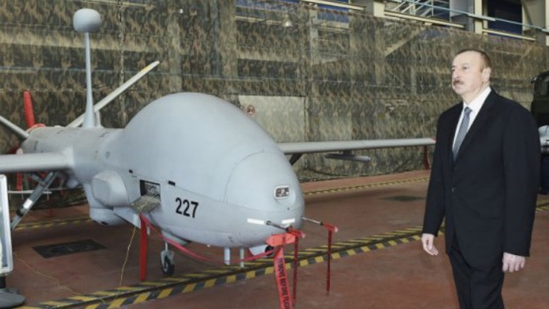 Và qua các video clip được chia sẻ rộng rãi trên mạng, người ta dễ dàng thấy được rằng các máy bay không người lái (UAV) vũ trang và cảm tử có thể tiêu diệt các xe tăng - thiết giáp của Armenia một cách không quá khó khăn, thậm chí là cả các hệ thống phòng không, sở chỉ huy hay các đơn vị bộ binh co cụm. Điều này cũng khiến cho ta thấy được rằng, UAV thực sự là một loại vũ khí vô cùng ghê gớm trong chiến tranh hiện đại. Ảnh: UAV vũ trang Hermes 900 của Azerbaijan do Israel chế tạo.