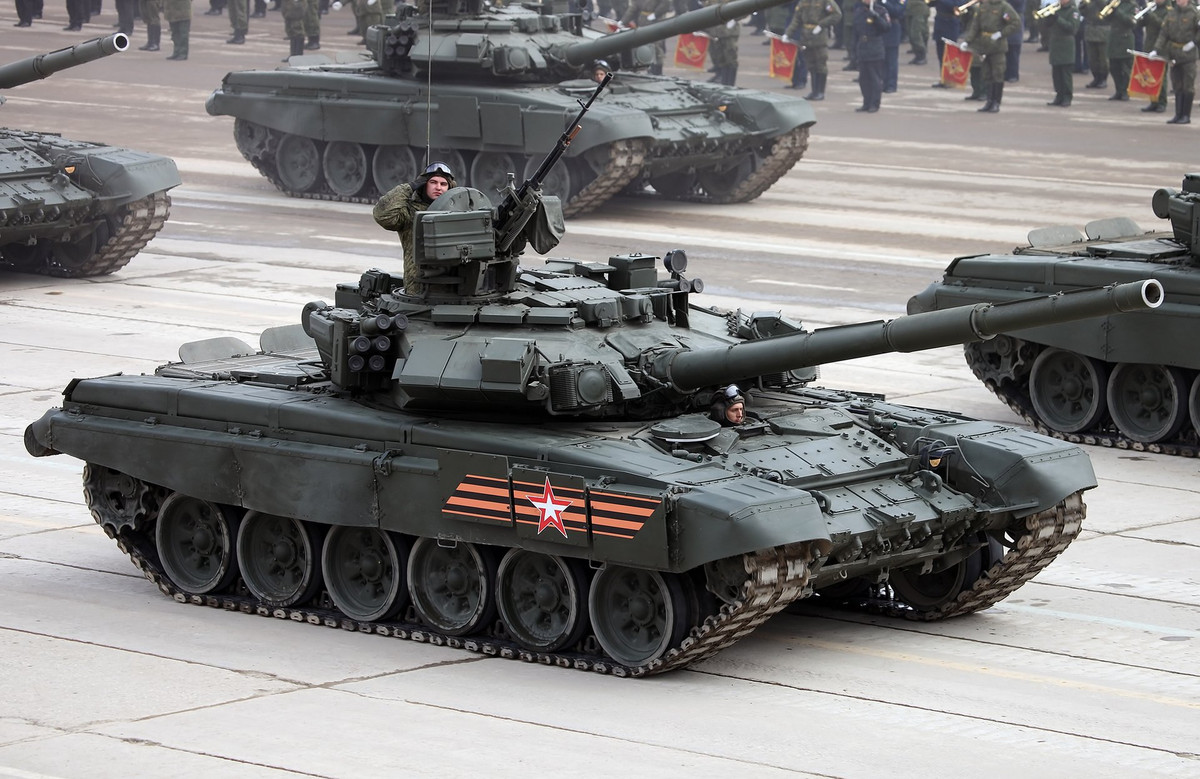 Xe tăng T-90A/S sử dụng pháo chính 2A46M nòng trơn cỡ 125mm có thể bắn tên lửa chống tăng qua nòng với phạm vi tối đa lên tới 5km, giúp nó dễ dàng tiêu diệt xe tăng đối phương ngoài tầm phát hiện của địch. Ngoài ra, T-90A/S còn được trang bị một súng máy đồng trục PKTM cỡ 7.62mm chuyên biệt cho tiêu diệt bộ binh và một súng máy phòng không hạng nặng NSVT cỡ 12.7mm có thể điều khiển từ trong xe, giúp trưởng xa không còn phải trực tiếp tác xạ lộ thiên như T-72 cũ. Ảnh: Xe tăng T-90A của quân đội Nga.