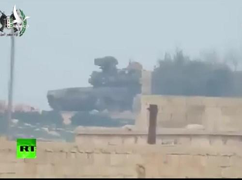 Lần đầu tiên T-90 thực chiến đó là ở chiến trường Syria. Nga đã cung cấp cho quân đội chính phủ Syria một lô T-90A nhằm nâng cao năng lực tác chiến của lực lượng này trước phiến quân và thử nghiệm tính năng thực tế. Màn trình diễn của T-90A sau đó là cực kỳ thuyết phục. Năm 2016, một chiếc T-90A của quân đội Syria đã bị tấn công bởi tên lửa chống tăng TOW do Mỹ chế tạo, một phát bắn trúng đích tuy nhiên bất ngờ là xe tăng Nga không hề hấn gì, tên lửa đã không thể xuyên phá nổi xe tăng và chỉ bị hư hỏng một số thiết bị điện tử bên ngoài xe. Ảnh: Xe tăng T-90A của quân đội Syria bị TOW bắn trúng.