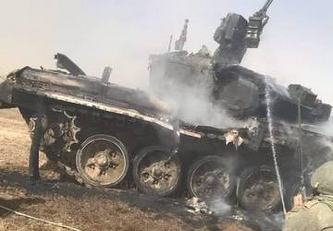 Một minh chứng nữa cho sự lì lợm của T-90. Trong cuộc diễn tập Caucasus 2020 do quân đội Nga tổ chức tại vùng Astrakhan, một chiếc T-90A đã bị đồng đội trên xe chiến đấu bộ binh BMP-2 bắn nhầm bằng một phát đạn tên lửa chống tăng 9M113 Konkurs vào phía sau tháp pháo, nơi không có sự bảo vệ của giáp phản ứng nổ. Tuy nhiên phát đạn đã không thể xuyên thủng qua giáp chính của xe dù cho gây thiệt hại nhẹ bên ngoài, kíp lái vẫn an toàn sau sự việc. Ảnh: Cận cảnh chiếc T-90A bị đồng đội bắn nhầm.