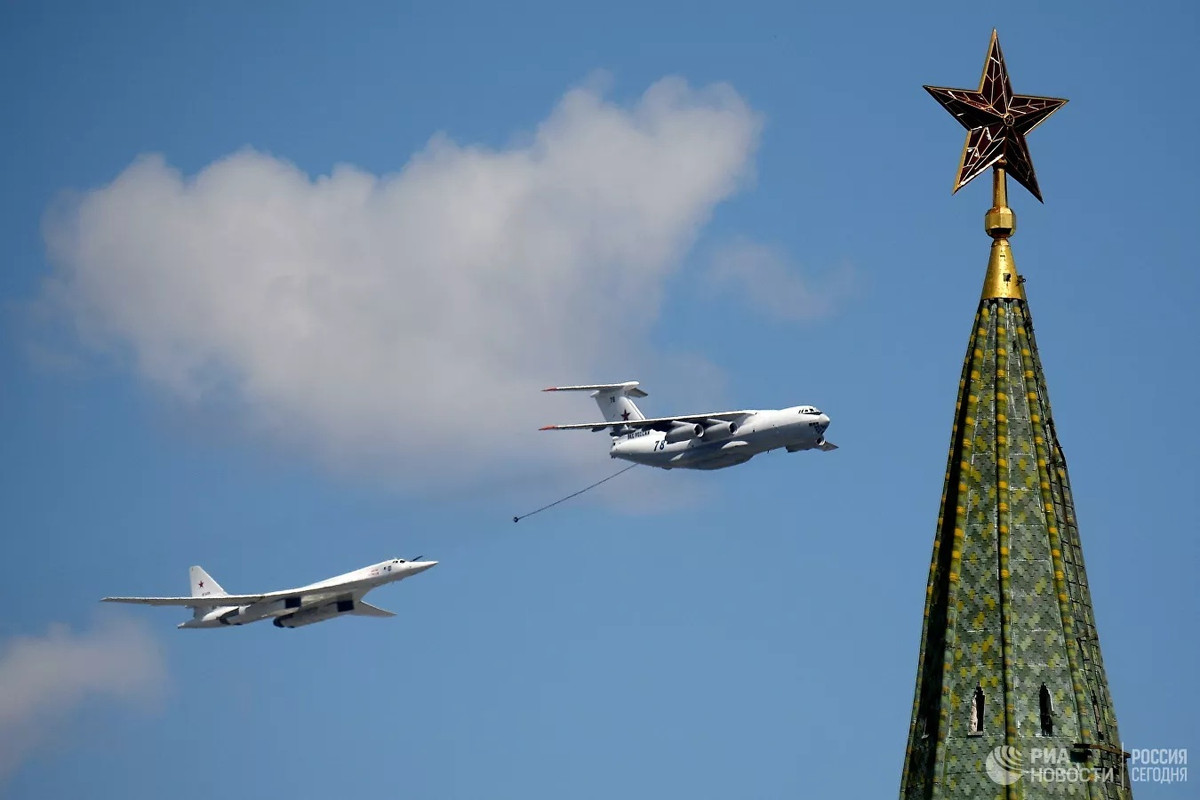 Nhưng khi nhìn vào đội hình không quân gồm hơn 140 máy bay quân sự trên không, chúng ta sẽ thấy rằng, các máy bay quân sự chủ yếu hầu hết được sản xuất từ những năm 1970, hoặc là phiên bản nâng cấp, sửa đổi của các di sản từ thời Liên Xô. Trong đó mẫu máy bay ném bom Tu-160 cũng không là ngoại lệ. Ảnh: Màn tiếp nhiên liệu trên không cho máy bay ném bom chiến lược Tu-160 từ máy bay chở dầu Il-78 trong Lễ duyệt binh ngày 24/6/2020 - Nguồn: Topwar.