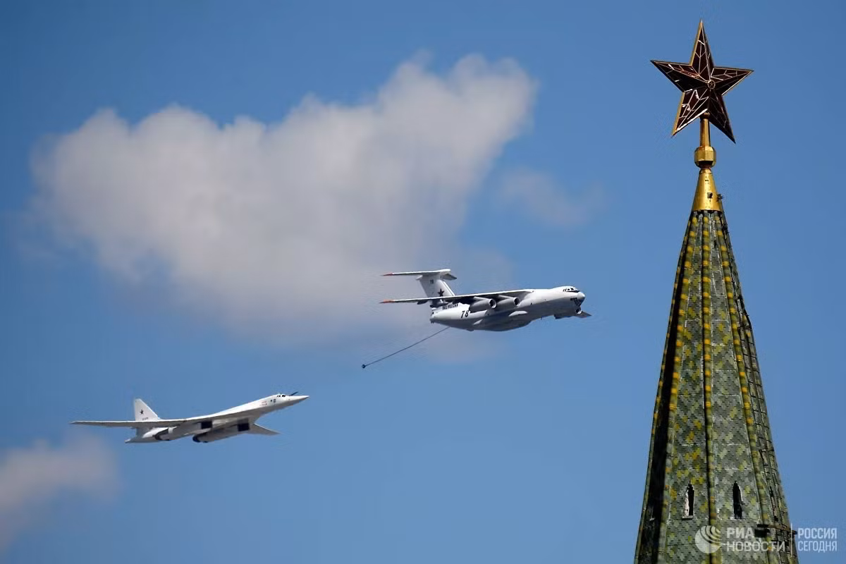 Nhưng khi nhìn vào đội hình không quân gồm hơn 140 máy bay quân sự trên không, chúng ta sẽ thấy rằng, các máy bay quân sự chủ yếu hầu hết được sản xuất từ những năm 1970, hoặc là phiên bản nâng cấp, sửa đổi của các di sản từ thời Liên Xô. Trong đó mẫu máy bay ném bom Tu-160 cũng không là ngoại lệ. Ảnh: Màn tiếp nhiên liệu trên không cho máy bay ném bom chiến lược Tu-160 từ máy bay chở dầu Il-78 trong Lễ duyệt binh ngày 24/6/2020 - Nguồn: Topwar.