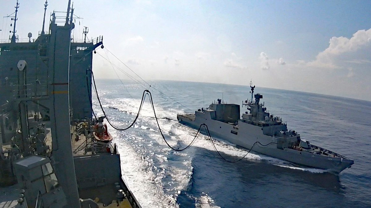 Tàu hộ vệ này sử dụng một pháo hạm Oto Melara cỡ nòng 76mm của Italia thay vì pháo hạm AK-176 cỡ 76mm do Nga sản xuất. Người Ấn Độ rất ưu chuộng dòng pháo hạm cỡ 76mm của Italia hơn của Nga bởi tính hiệu quả và đáng tin cậy, cùng hiệu suất cao hơn. Điển hình như việc họ thay thế pháo AK-176 trên tàu tên lửa tấn công nhanh 12418 của mình bằng pháo Oto Melara. Ảnh: Tàu INS Kiltan diễn tập cùng tàu hậu cần của Hải quân Mỹ