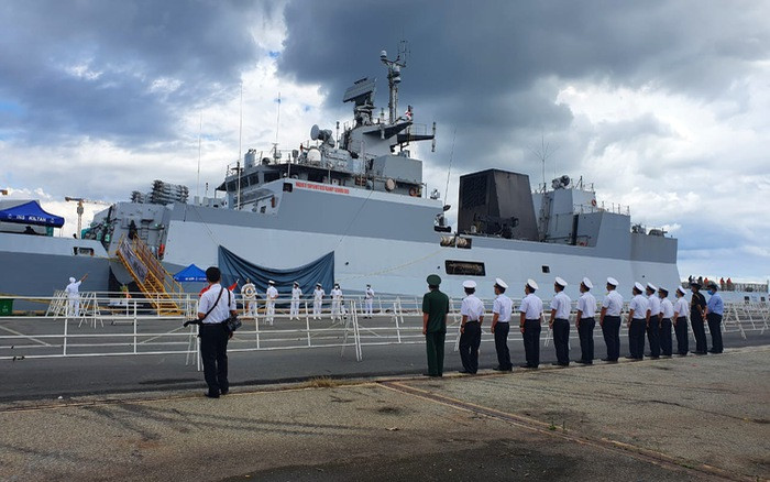 Đặc biệt, để có thể có được khả năng phát hiện và săn tàu ngầm, tàu INS Kiltan được trang bị loại sonar cảm biến âm thanh đặt ở dưới bụng tàu chuyên biệt cho việc thu tín hiệu phát ra từ tàu ngầm đối phương. Ngoài ra, tàu còn có sàn đáp và nhà chứa trực thăng cho phép tiếp nhận trực thăng săn ngầm Ka-28 phối thuộc trong các nhiệm vụ. Ảnh: Tàu INS Kiltan tại cảng Nhà Rồng.