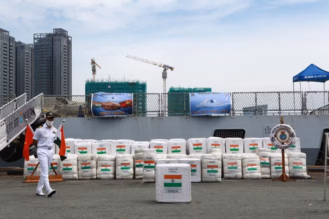 Trong chuyến thăm lần này, tàu Hải quân Ấn Độ cũng chuyển giao hỗ trợ cho Việt Nam 15 tấn hàng hóa nhằm khắc phục những sự cố thiên tai tại miền Trung sau những trận bão lụt lịch sử vừa qua.